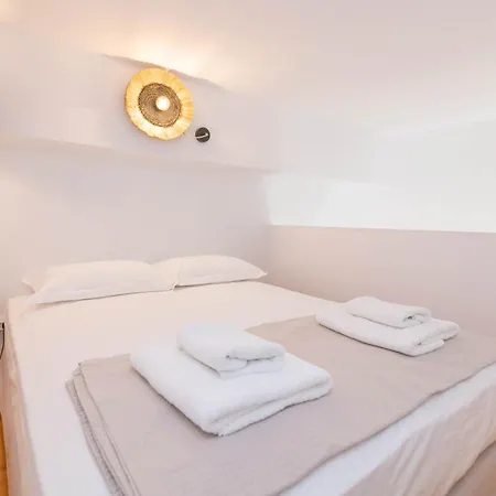Chora 5 - By Tinoshost Guest house